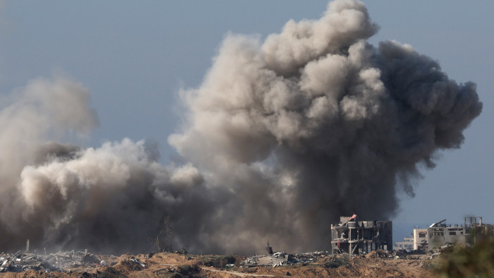 Segélyre váró emberek közé hullottak a lövedékek Gázában