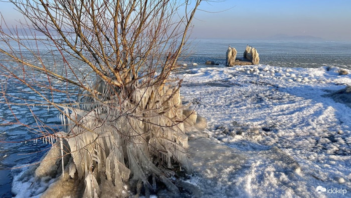 Életveszély a Balatonnál, mert hízik a tó jege