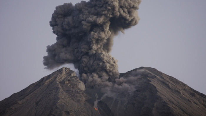 Kitört az indonéziai Semeru vulkán - videó