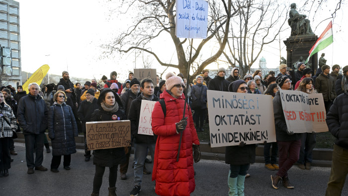 A tanárok béremeléséért tüntetett több szervezet is Budapesten