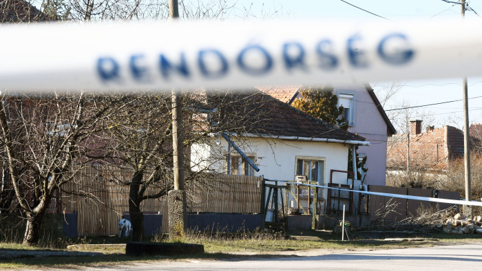 Két holttest Tószegen, a polgármester felhívást tett közzé, hajtóvadászat indult
