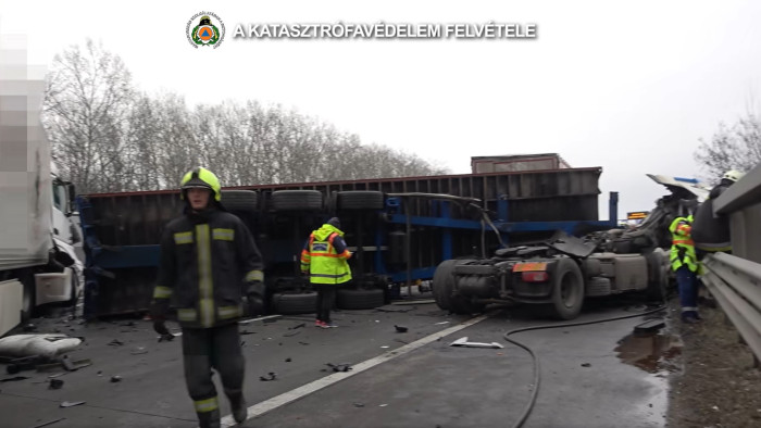 Három kamion durva balesete, az egyik sofőr meghalt - szívszorító videó