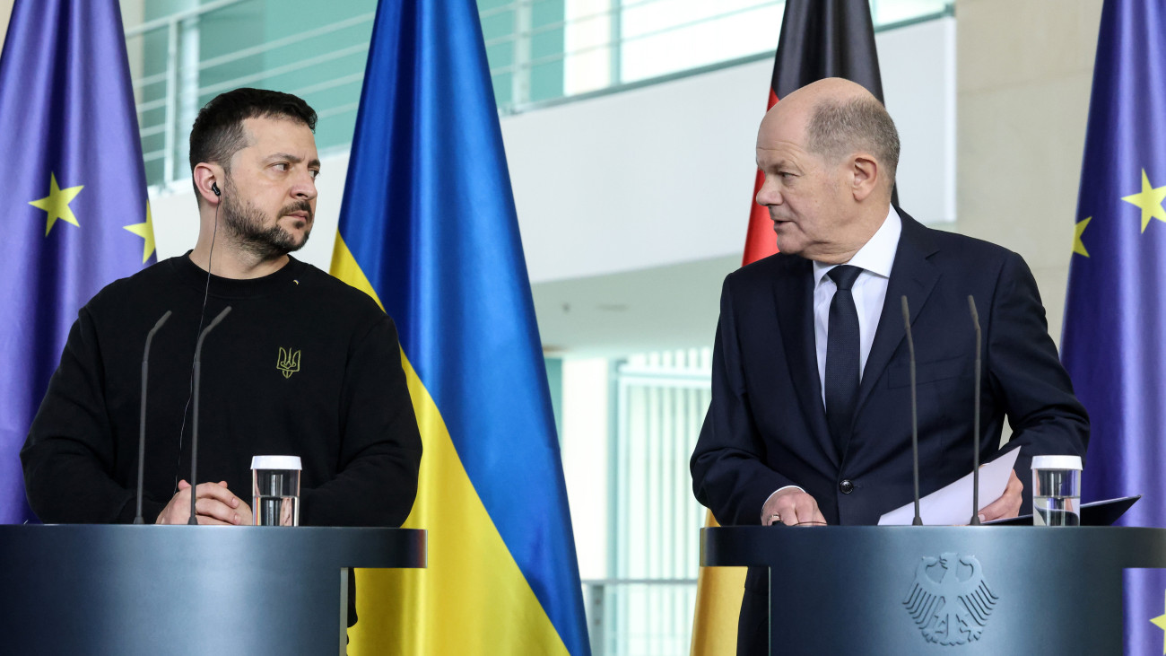 Olaf Scholz német kancellár (j) és Volodimir Zelenszkij ukrán elnök sajtóértekezletet tart a berlini kancellári hivatalban 2024. február 16-án.