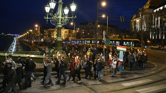 Fáklyákkal vonultak a Kossuth térre a tüntetők