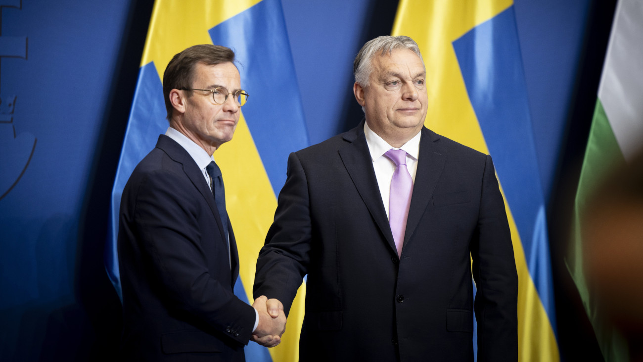 A Miniszterelnöki Sajtóiroda által közreadott képen Orbán Viktor miniszterelnök (j) és Ulf Kristersson svéd miniszterelnök kezet fog a tárgyalásuk után tartott sajtótájékoztatón a Karmelita kolostorban 2024. február 23-án.