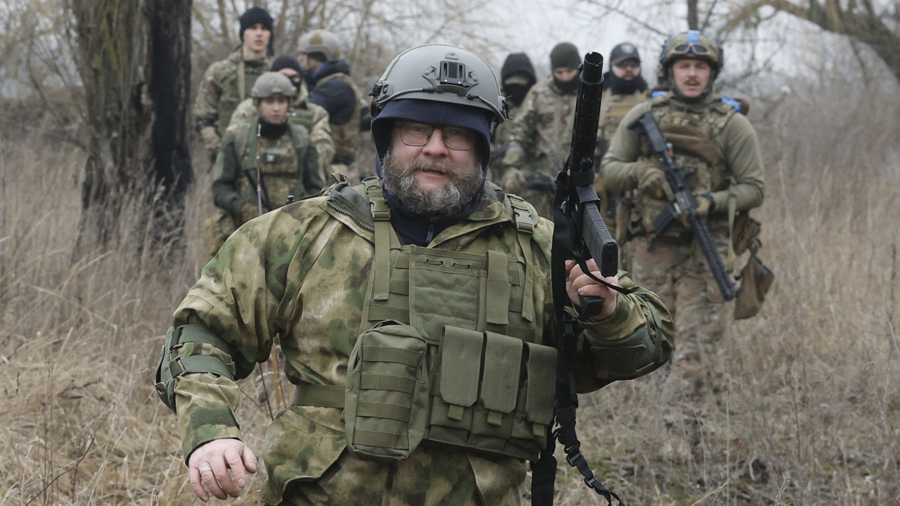 Az Ukrán Önkéntes Hadsereg (UDA) kiképzésén vesznek részt ukrán civilek Kijev térségében 2024. február 17-én. Az UDA-t 2015 decemberében alapította a Jobb Szektor (PSZ) elnevezésű ukrán nacionalista mozgalom egykori vezetője, Dmitro Jaros. Az ukrajnai orosz invázió 2022. februári kezdete után Jaros bejelentette, hogy az önkéntes katonai alakulat összes zászlóalját a frontra telepíti. Az UDA szerint a szervezet önkéntesei eddig kétezernél több civilt képeztek ki honvédelmi feladatok ellátására.