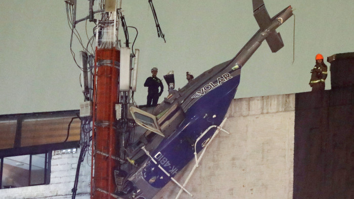 Szörnyű baleset: helikopter csapódott be egy lakóépületbe – videó
