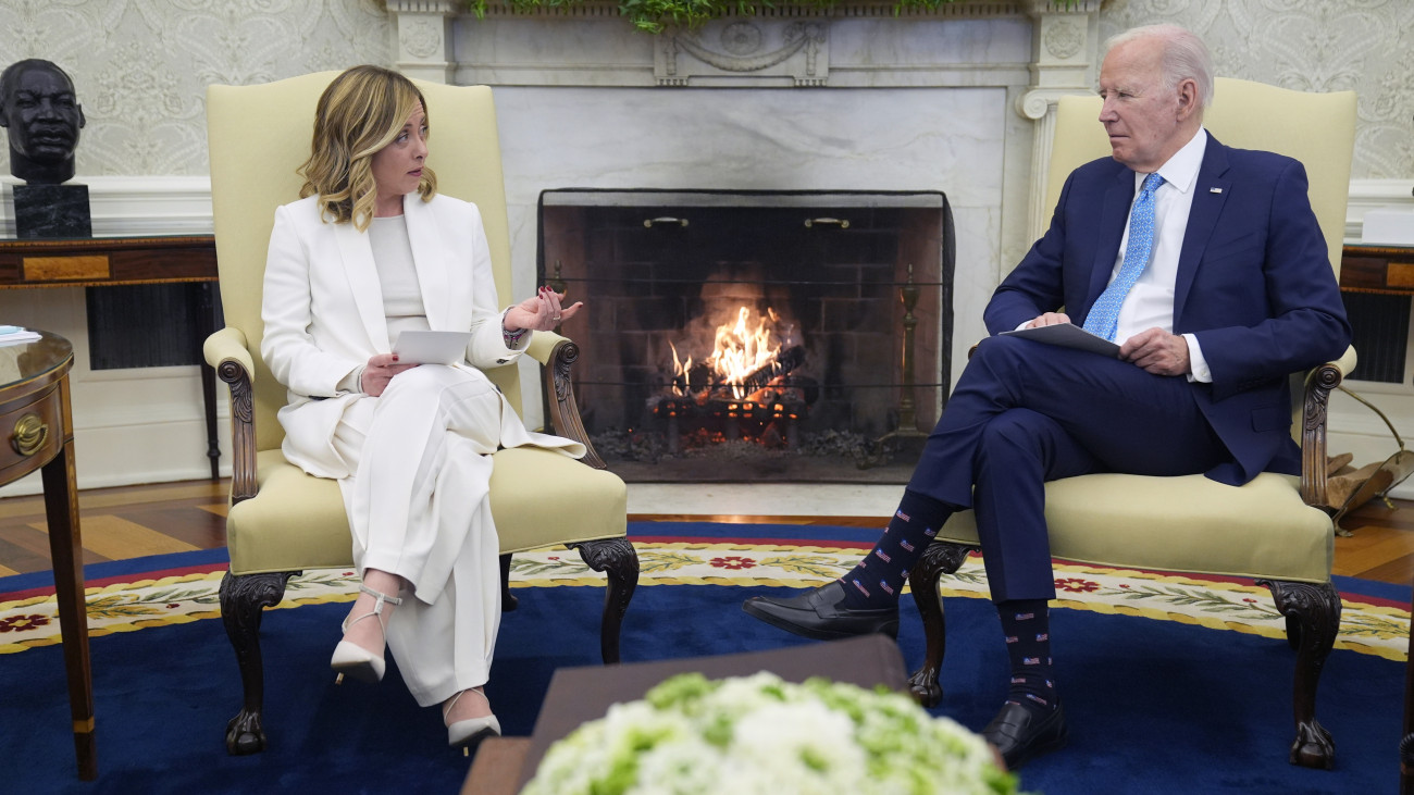 Joe Biden amerikai elnök (j) és Giorgia Meloni olasz miniszterelnök megbeszélést folytat a washingtoni Fehér Ház Ovális irodájában 2024. március 1-jén.