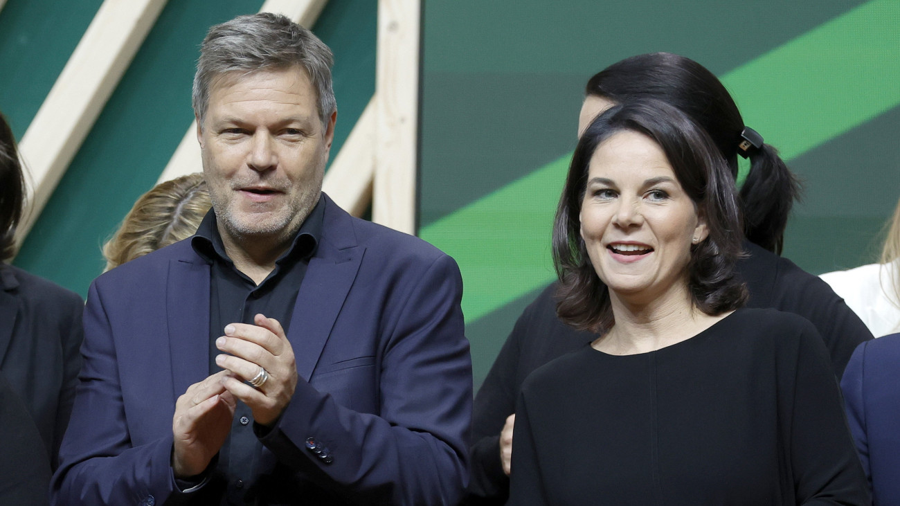 Robert Habeck német alkancellár, gazdasági és klímavédelmi miniszter (b) és Annalena Baerbock német külügyminiszter a német Zöld Párt 49. küldöttgyűlésén Karlsruhéban 2023. november 23-án.