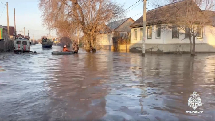 Házak százai kerültek víz alá egy gátszakadás után Oroszországban – videó