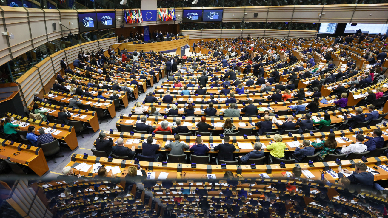 Szavazásra készülnek a képviselők az Európai Parlament brüsszeli üléstermében 2024. április 10-én. A képviselők később elfogadták az Európai Unió új migrációs és menekültügyi csomagját.
