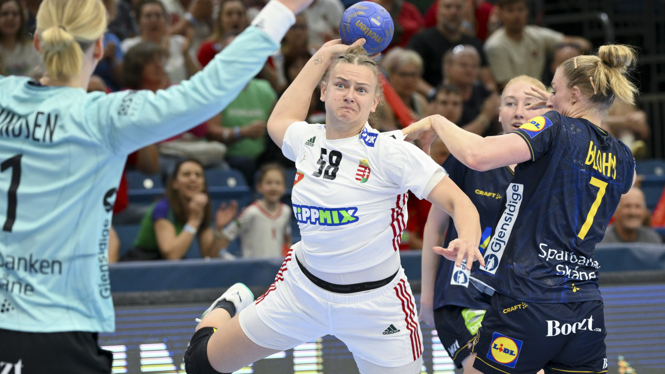 Bordás Réka (k) és a svéd Linn Blohm (j) a női kézilabda olimpiai selejtezőtorna 2. fordulójában játszott Svédország - Magyarország mérkőzésen a debreceni Főnix Arénában 2024. április 12-én.