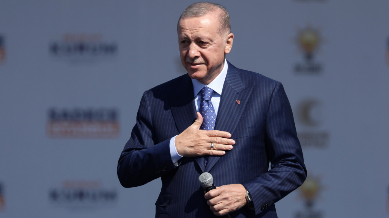 Recep Tayyip Erdogan török államfő Murat Kurum, a kormányzó Fejlődés Pártjának (AKP) isztambuli polgármesterjelöltje, korábbi környezetvédelmi és városrendezési miniszter kampányrendezvényén Isztambulban 2024. március 24-én. Törökországban március 31-én helyhatósági választásokat rendeznek.