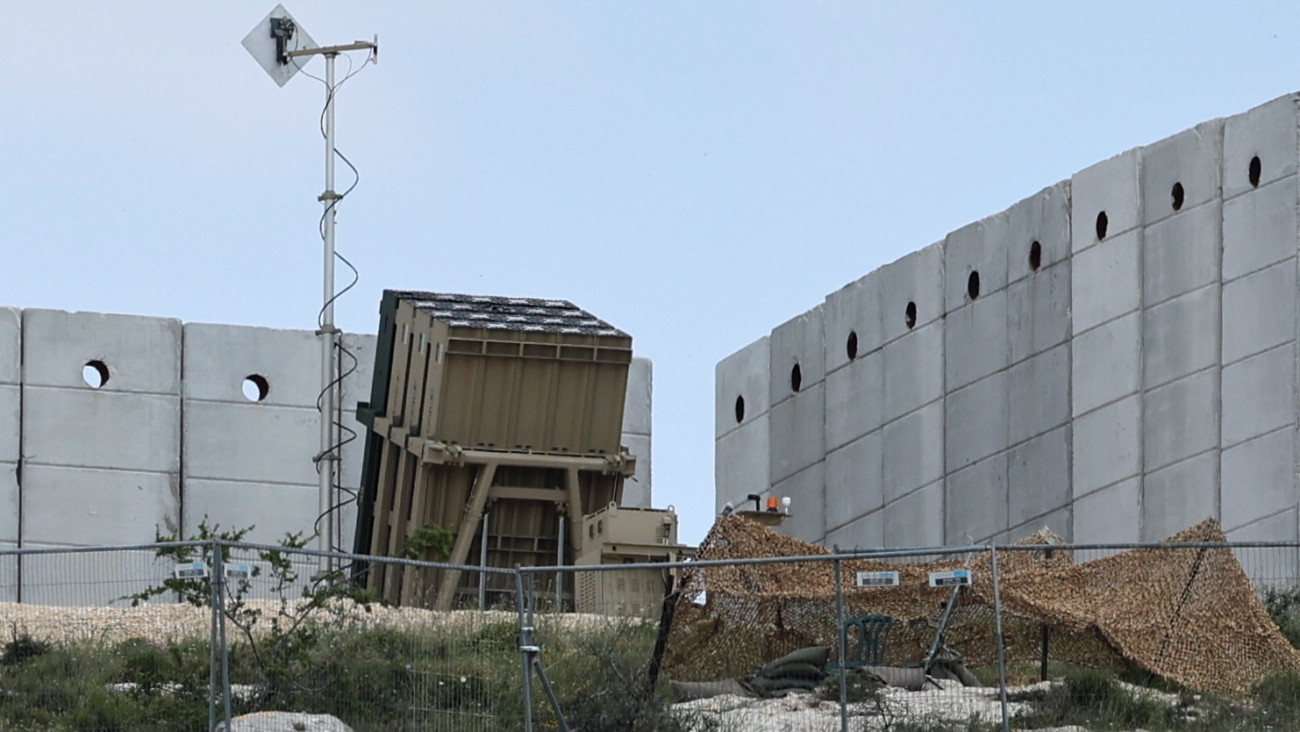 A Vaskupola nevű izraeli rakétaelhárító rendszer Jeruzsálem közelében 2024. április 14-én. Irán hajnalban rakéta- és dróntámadást indított Izrael ellen, válaszul arra, hogy izraeli repülőgépek április elején lerombolták az iráni konzulátust Szíriában.