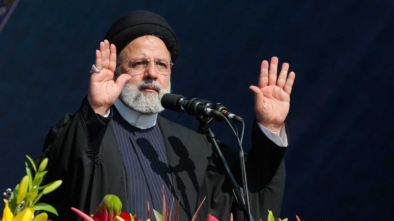 Az iráni elnöki hivatal által közreadott képen Ebrahim Raiszi iráni államfő beszél az iráni iszlám forradalom győzelmének 45. évfordulója alkalmából Teheránban 2024. február 11-én.