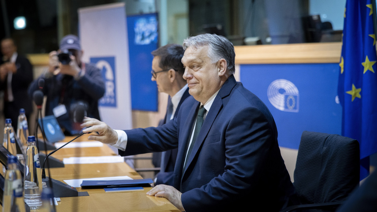 A Miniszterelnöki Sajtóiroda által közreadott képen Orbán Viktor miniszterelnök a migrációról és a határvédelemről tartott panelbeszélgetésen az Európai Parlament brüsszeli épületében 2024. április 16-án. Mellette Mateusz Morawiecki korábbi lengyel kormányfő. 