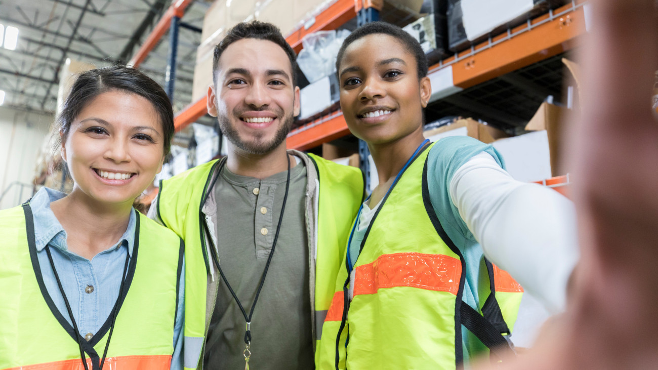 vendégmunkás fülöp-szigetek   Fun diverse male and female distribution warehouse workers take selfie while on break.