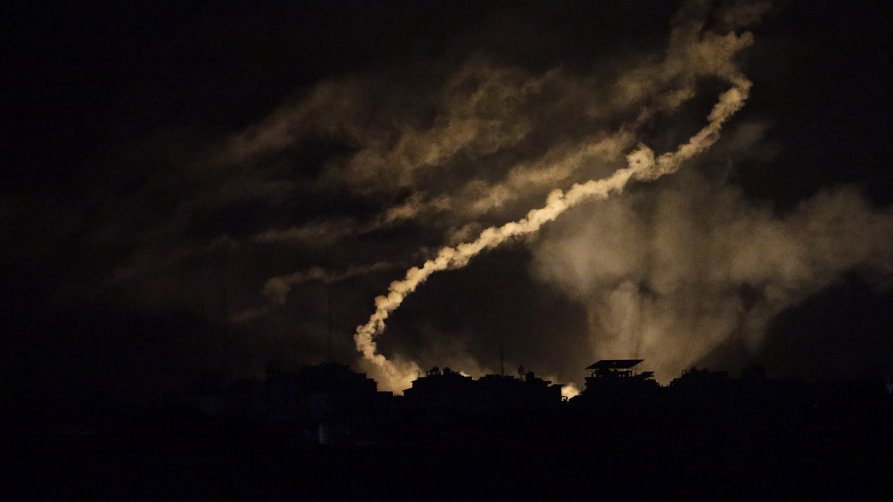 Az izraeli hadsereg légicsapást mér a Gázai övezet északnyugati részére 2023. november 9-én. A Hamász palesztin iszlamista szervezet fegyveresei október 7-én támadást indítottak Izrael ellen, több mint 1400 embert meggyilkoltak, további mintegy háromezret megsebesítettek, valamint legalább 240 embert elraboltak, és túszként tartanak fogva. A gázai egészségügyi minisztérium tájékoztatása szerint az övezet ellen elindított izraeli hadműveletek halálos áldozatainak száma már meghaladta a tízezret.
