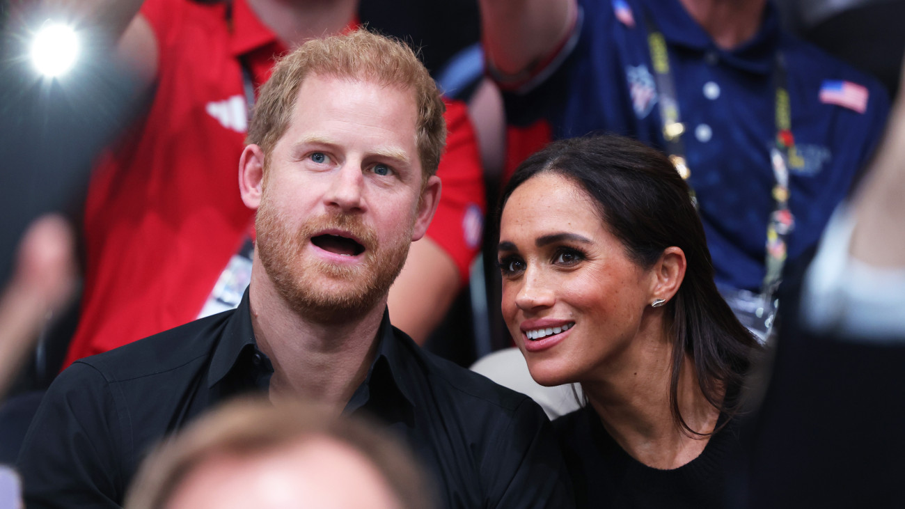 DUESSELDORF, GERMANY - SEPTEMBER 13: Prince Harry, Duke of Sussex and Meghan, Duchess of Sussex attend the Wheelchair Basketball Finals between USA and France at Centre Court, Merkus Spiel-Arena during day four of the Invictus Games DĂźsseldorf 2023 on September 13, 2023 in Duesseldorf, Germany. (Photo by Chris Jackson/Getty Images for the Invictus Games Foundation)