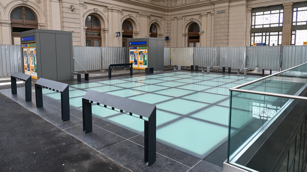 A budapesti Keleti pályaudvar akadálymentes utascentrumának üvegteteje 2023. április 25-én. A centrumot 1,9 milliárd forintból újították fel, a beruházás a kormány és az Európai Unió finanszírozásával valósult meg.