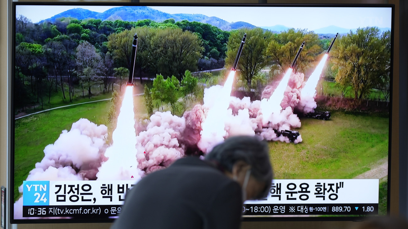 Észak-koreai hadgyakorlatról szóló televíziós híradás a dél-koreai főváros, Szöul központi pályaudvarán 2024. április 23-án. Az észak-koreai állami hírügynökség, a KCNA közlése szerint a phenjani vezetés nukleáris ellentámadást szimuláló, taktikai hadgyakorlatot tartott, amelyen a nukleáris veszélyhelyzet esetén életbe lépő készültséget és a válaszcsapások végrehajtását gyakorolták szupernagy rakétavetők tesztelésével.