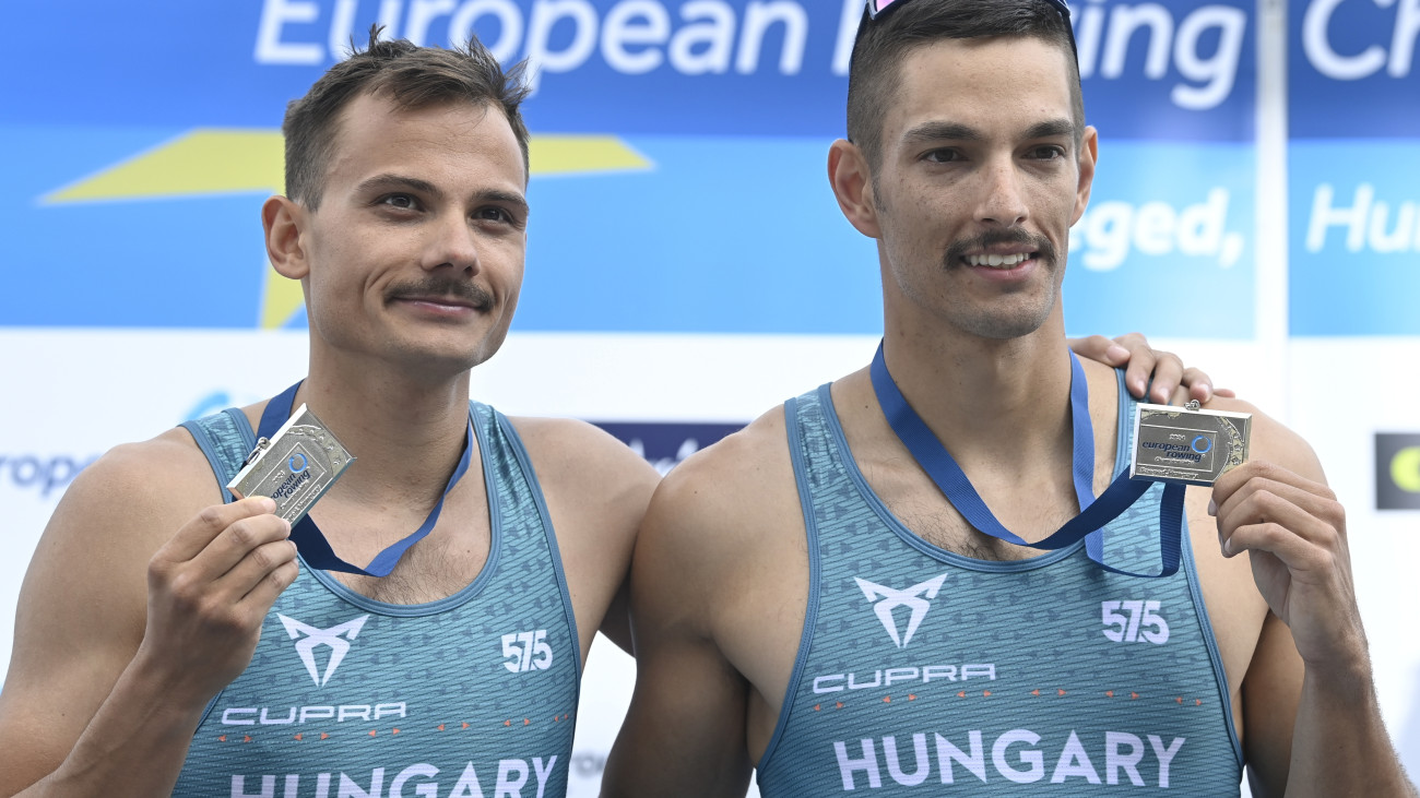 Az ezüstérmes Szabó Bence (j) és Furkó Kálmán (b) a férfi könnyűsúlyú kormányos nélküli kettesek döntőjének eredményhirdetésén a szegedi evezős Európa-bajnokságon, valamint a kontinentális olimpiai és paralimpiai kvalifikációs regattán 2024. április 27-én.
