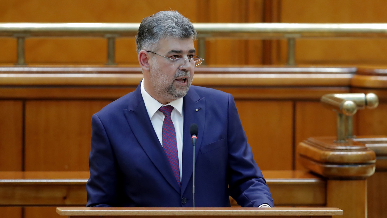 Marcel Ciolacu kijelölt román miniszterelnök, a Szociáldemokrata Párt (PSD) elnöke beszél a kormányáról tartott bizalmi szavazás előtt a parlament bukaresti üléstermében 2023. június 15-én. A PSD és a Nemzeti Liberális Párt (PNL) 2021-es megállapodása alapján a PNL átadta a miniszterelnöki tisztséget a PSD-nek, ezzel új, kétpárti kormány alakul, amelyből kimarad az eddig a nagykoalícióban részt vevő Romániai Magyar Demokrata Szövetség, az RMDSZ.