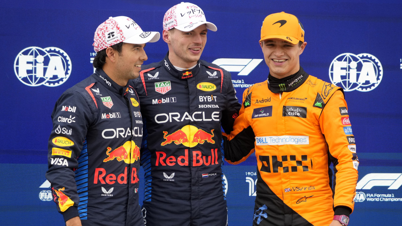 Szuzuka, 2024. április 6.A győztes Max Verstappen, a Red Bull holland (k), a második helyezett mexikói csapattársa, Sergio Pérez (b) és a harmadik helyezett Lando Norris, a McLaren brit versenyzője a Forma-1-es autós gyorsasági világbajnokság Japán Nagydíja időmérő edzésének eredményhirdetésén a szuzukai pályán 2024. április 6-án. A futamot április 7-én rendezik.
