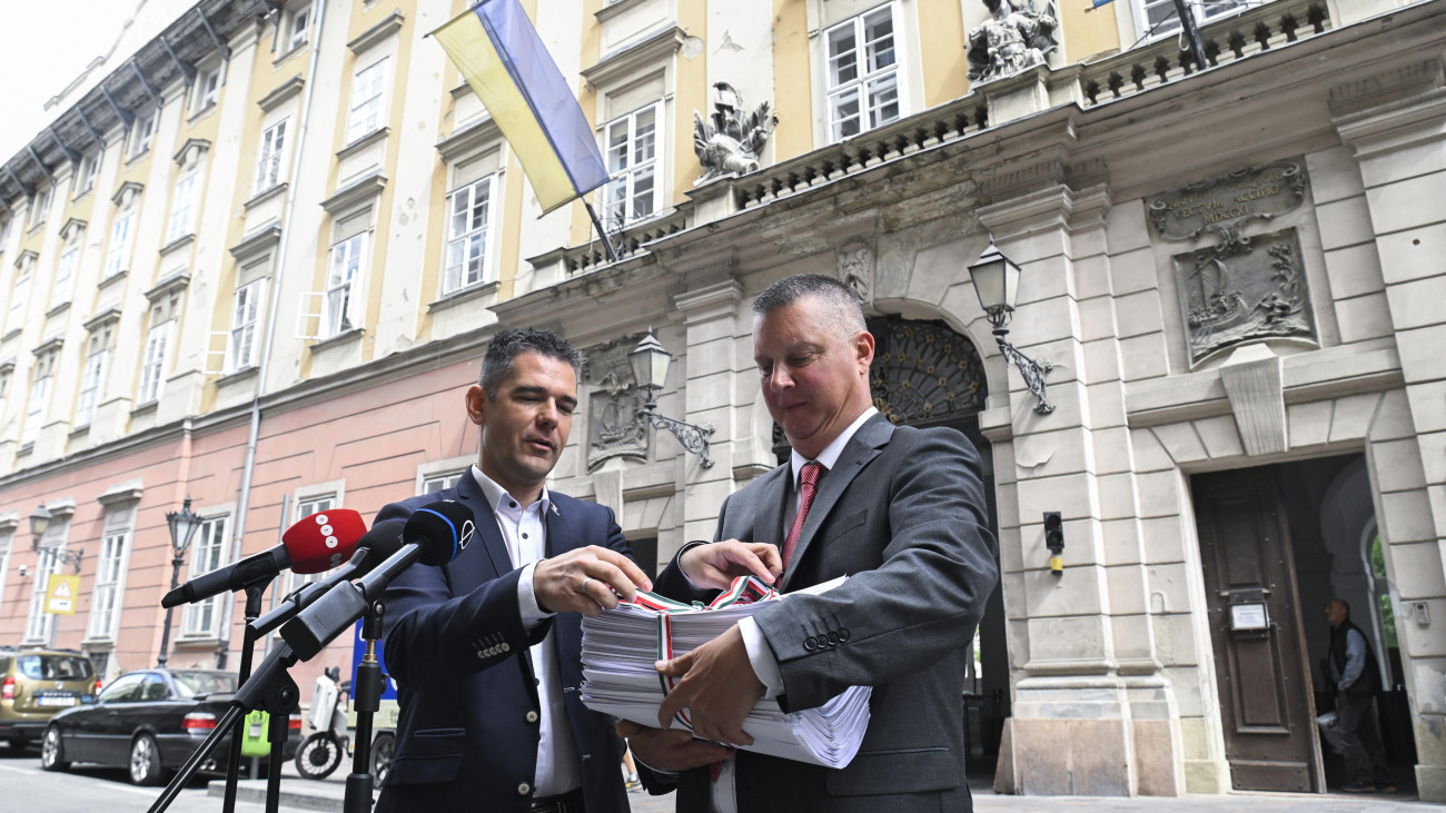 Grundtner András, a Mi Hazánk főpolgármester-jelöltje (j) és Novák Előd, a párt alelnöke a Főpolgármesteri Hivatal előtt tartott sajtótájékoztatón, mielőtt leadták a jelölt ajánlásait a Fővárosi Választási Irodában 2024. május 2-án.