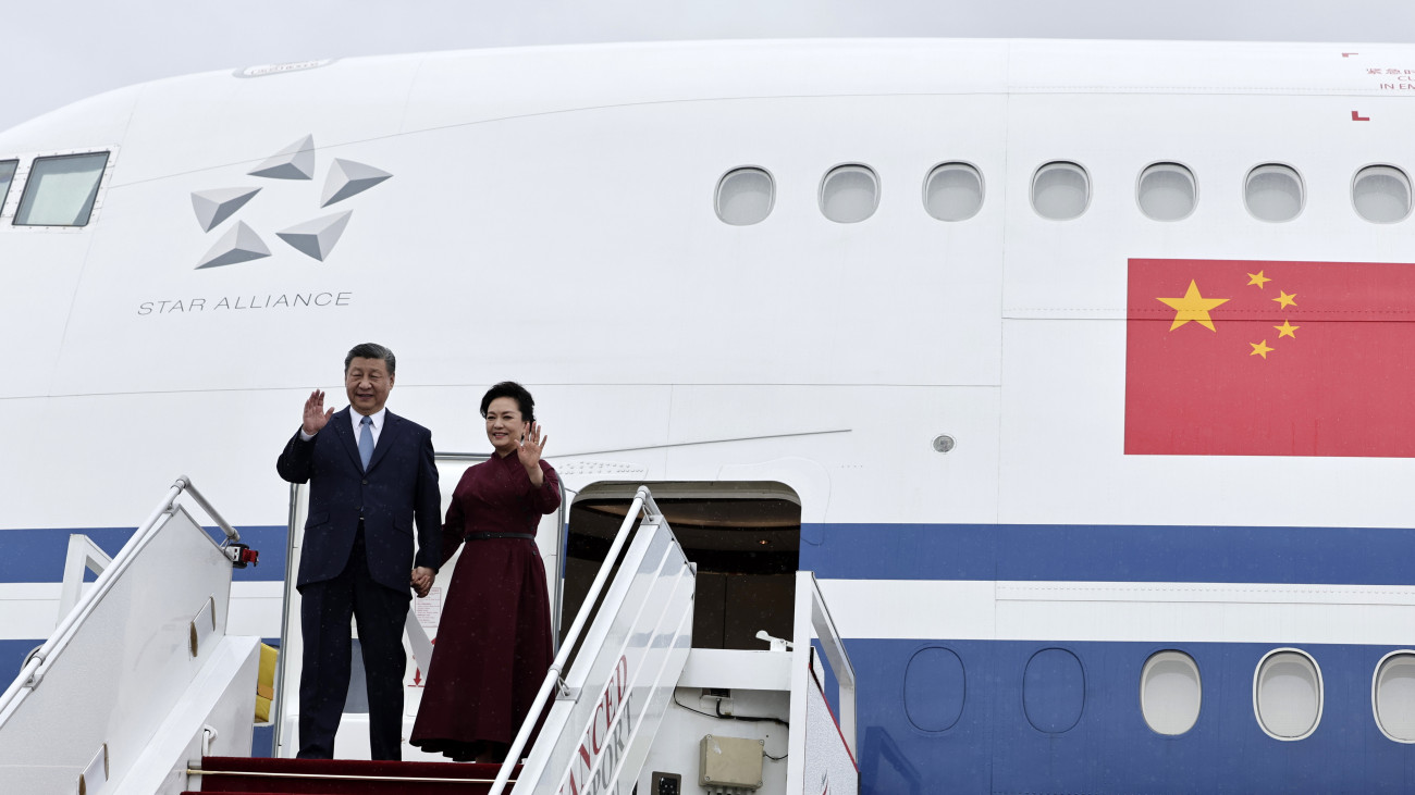 Párizs, 2024. május 5.Hszi Csin-ping kínai elnök és felesége, Peng Li-jüan érkezik a párizsi Orly repülőtérre 2024. május 5-én. A kínai elnöki pár kétnapos hivatalos látogatást tesz Franciaországban.