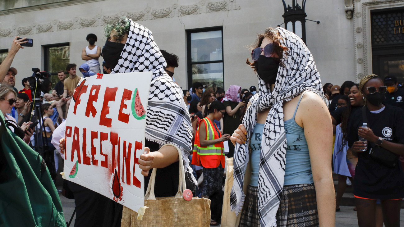 Palesztinokat támogató diákok tüntetnek sátortáborukban, a New York-i Columbia Egyetemen 2024. április 29-én. A Hamász palesztin iszlamista szervezet fegyveresei 2023. október 7-én támadást indítottak Izrael ellen, az izraeli haderő pedig válaszul légi és szárazföldi hadműveleteket hajt végre a Gázai övezetben.
