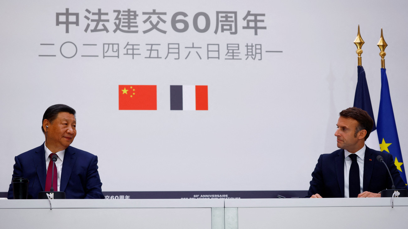 A kétnapos állami látogatáson Franciaországban tartózkodó Hszi Csin-ping kínai elnök (b) és Emmanuel Macron francia elnök nyilatkozik a párizsi államfői rezidencián, az Elysée-palotában 2024. május 6-án.