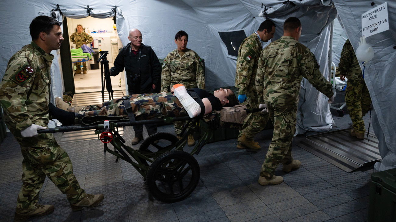 Sérültet szállítanak a Magyar Honvédség Role2 tábori kórházában a Vigorous Warrior (Erélyes harcos) 24 elnevezésű gyakorlaton a bakonykúti gyakorlótéren 2024. május 7-én. A NATO és egyben a világ legnagyobb, többnemzetiségű katona-egészségügyi gyakorlata zajlik a gyakorlótéren 33 nemzet részvételével. A legtöbb nemzet orvos-egészségügyi egységgel, tábori kórházakkal van jelen, de akadnak olyan országok is, amelyek a tervezést, kielemzést végzik.