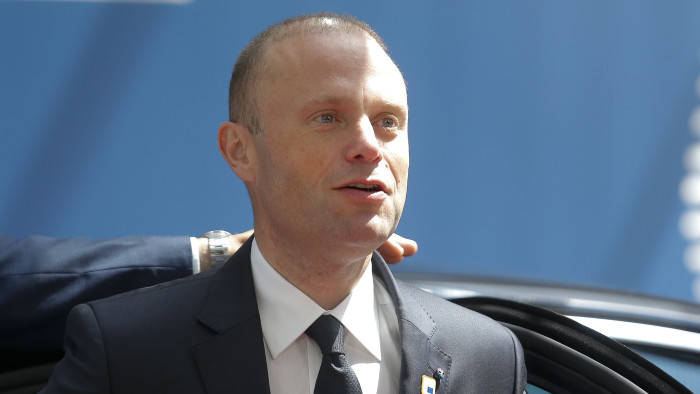 Súlyos vádak miatt kell bíróság elé állnia a volt kormányfőnek és több miniszternek Máltán