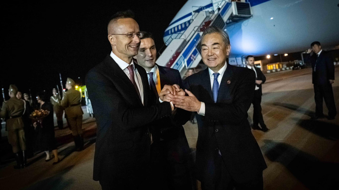 Megérkezett a kínai elnök Budapestre
