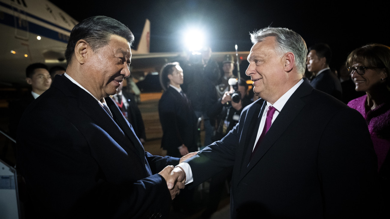 A Miniszterelnöki Sajtóiroda által közreadott képen Orbán Viktor miniszterelnök (j) fogadja Hszi Csin-ping kínai elnököt a Budapest Liszt Ferenc Nemzetközi Repülőtéren 2024. május 8-án.