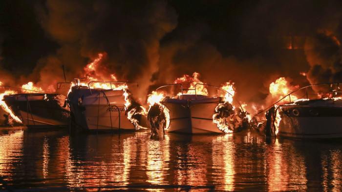 Így lángoltak a hajók egy horvát jachtkikötőben