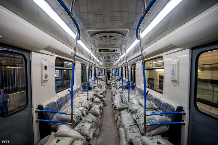 Jövő márciusban állhat forgalomba az első felújított metrószerelvény