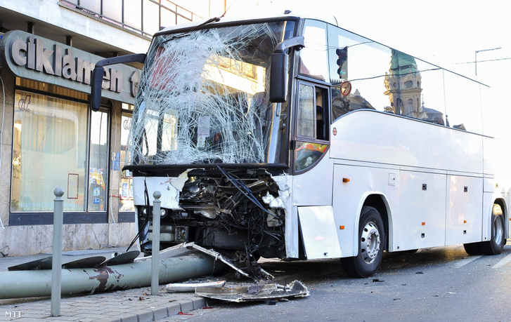 Megrázó fotók a győri autóbuszbalesetről