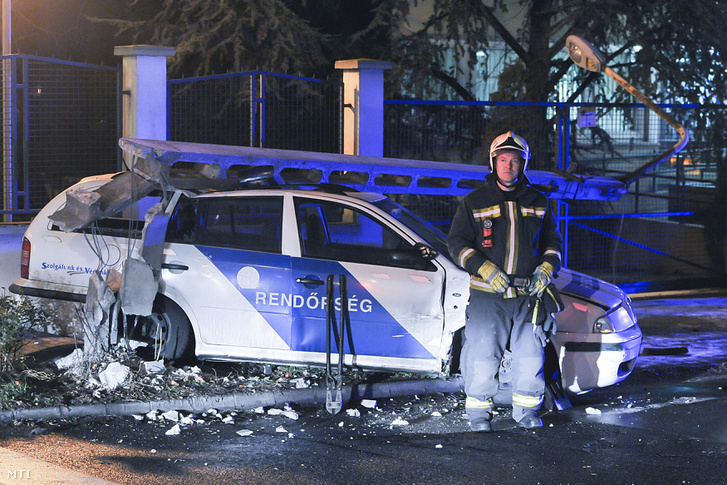 Szétroncsolta a villanyoszlop a rendőrautót egy hármas karambolban Budapesten