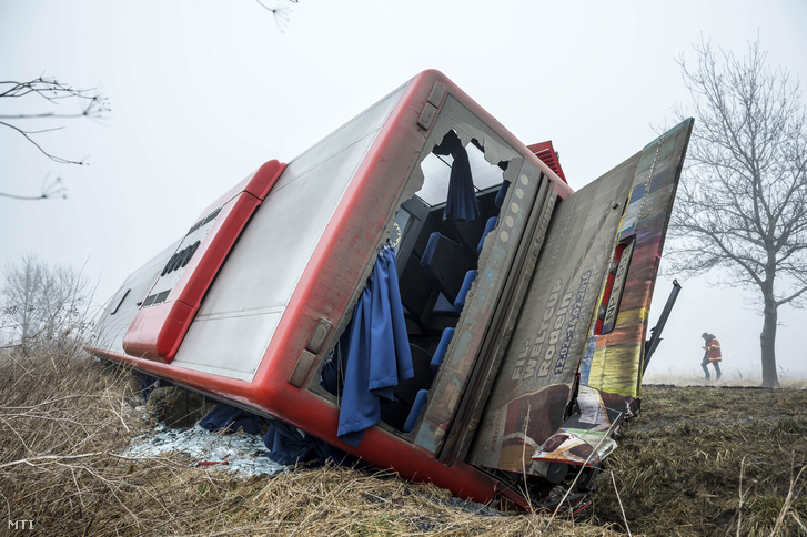Újabb súlyos buszbaleset: tizenheten sérültek meg Kislángnál - fotó