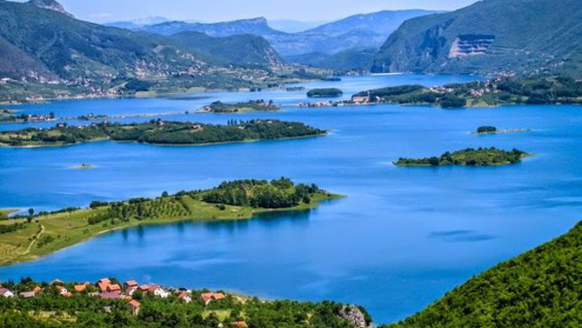 Döbbenetes fotók! Kiszáradt a varázslatos tó Szarajevó közelében