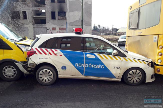 Példátlan rendőrautó-halál Miskolcon - fotó és videó