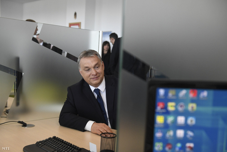 Orbán Viktort kirakták az ablakba - fotó