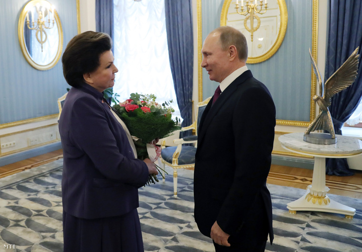 Hisztérikusan kiabált Tyereskova, Putyin hatalmas csokorral köszöntötte - fotó
