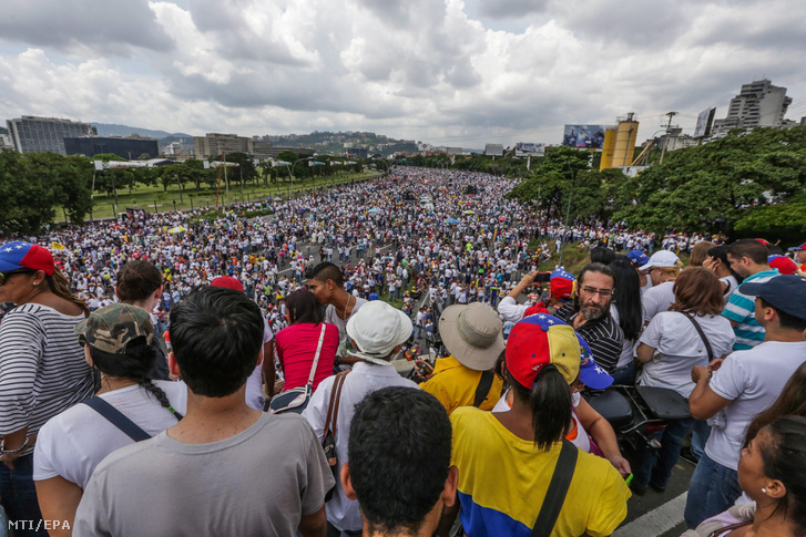 Átvette a hatalmat a bíróság Venezuelában, súlyos a helyzet