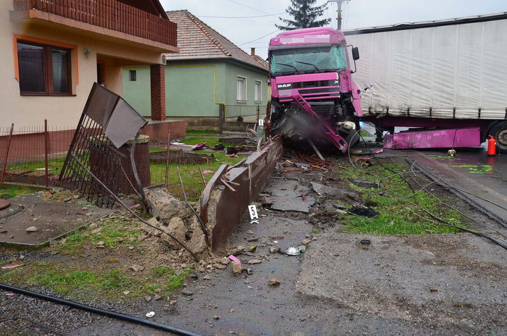 Rémisztő fotók: méterekkel a ház előtt állt meg a kamion