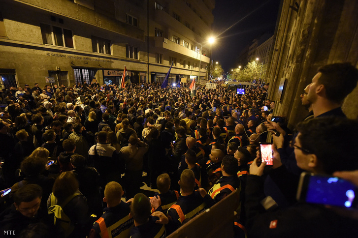 Éjszakába húzódott a CEU melletti tüntetés