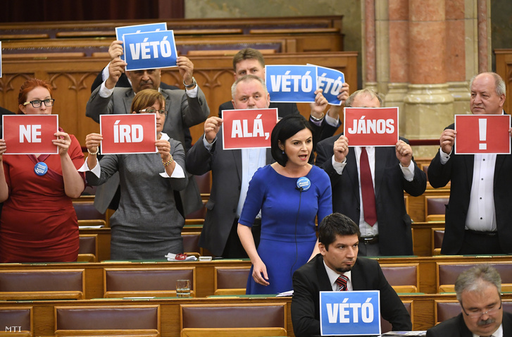 Kósa: „semmilyen egyetemet nem zárnak be”