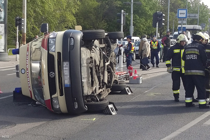 Felborult egy mentőautó Budapesten